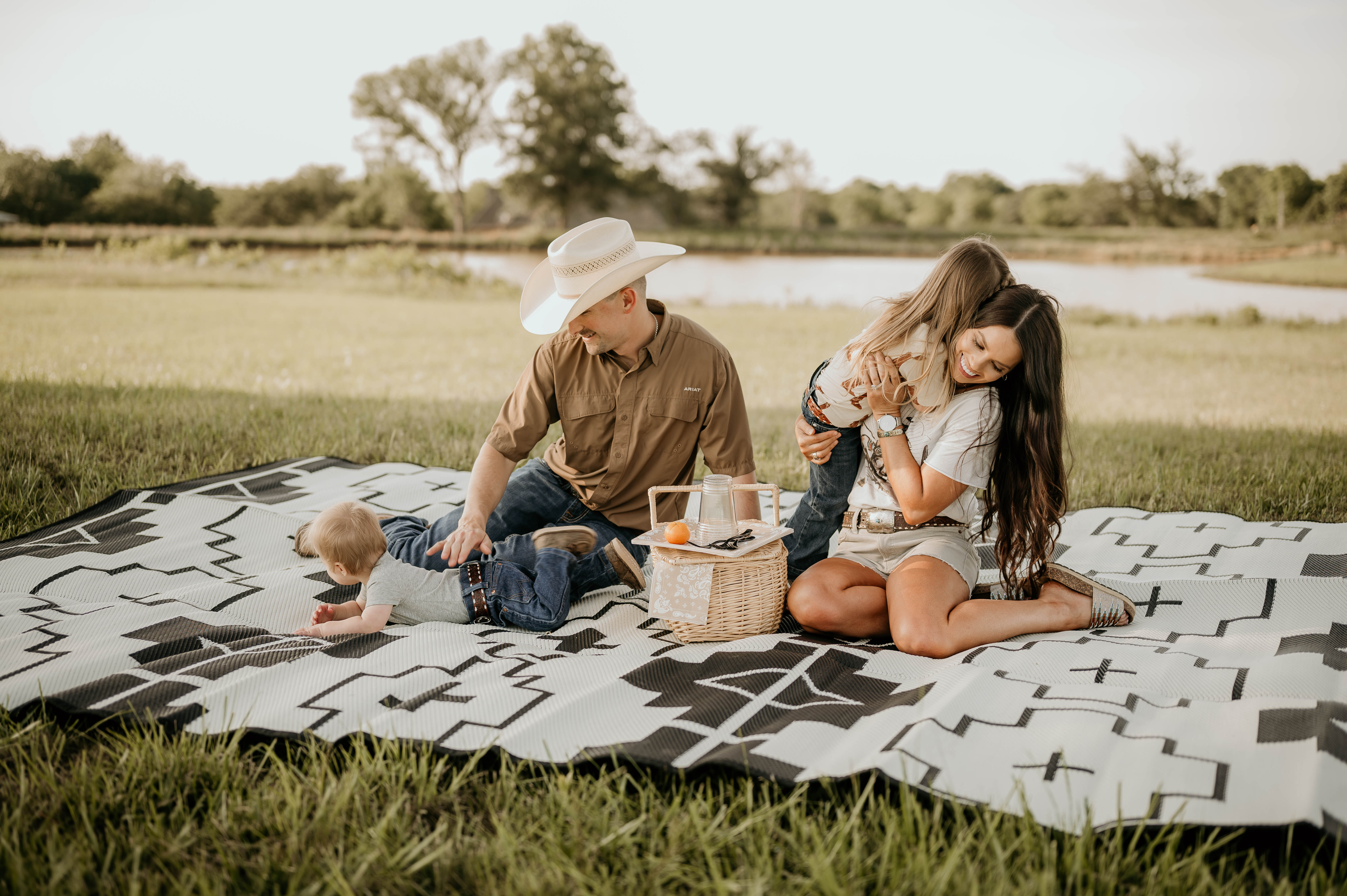 Papa Rug Ranch RANCH RUGS - 6ft x 9ft - TERLINGUA - Black + Ivory – WesternGrande
