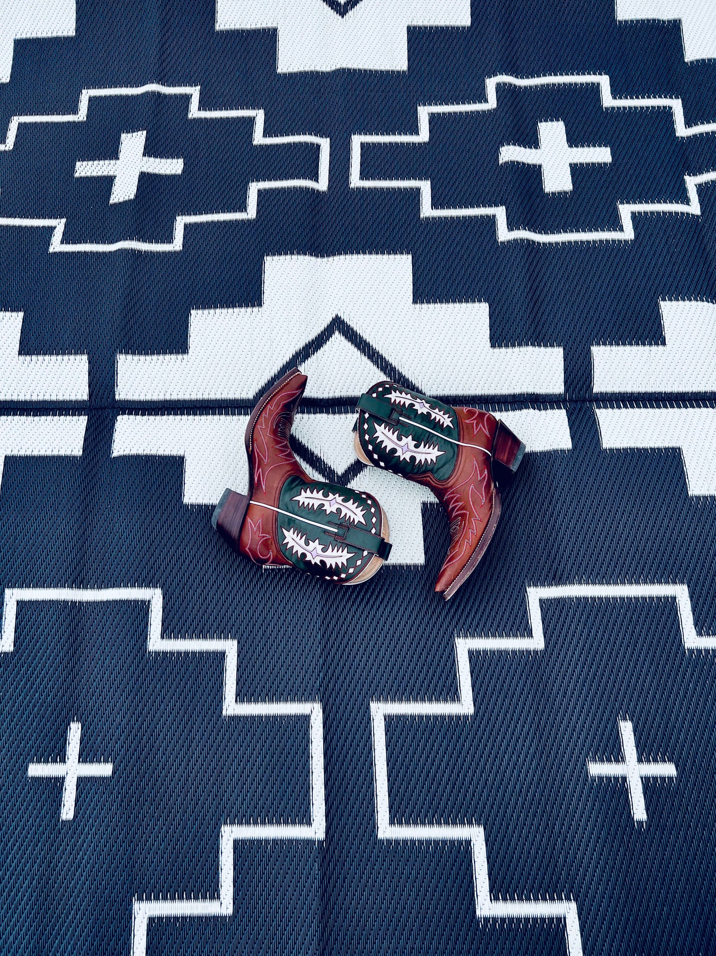 RANCH RUGS - 6ft x 9ft - TERLINGUA - Black + Ivory – WesternGrande